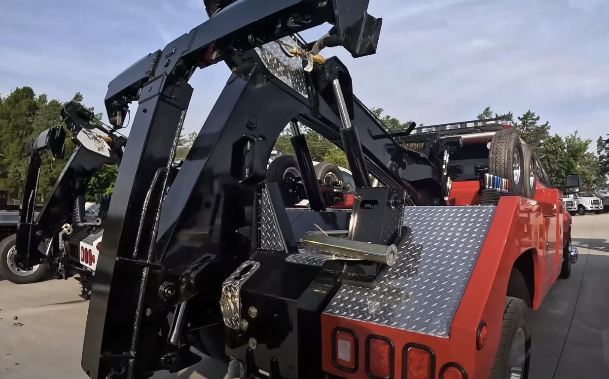 Emergency towing service with professional tow truck in Union City, CA